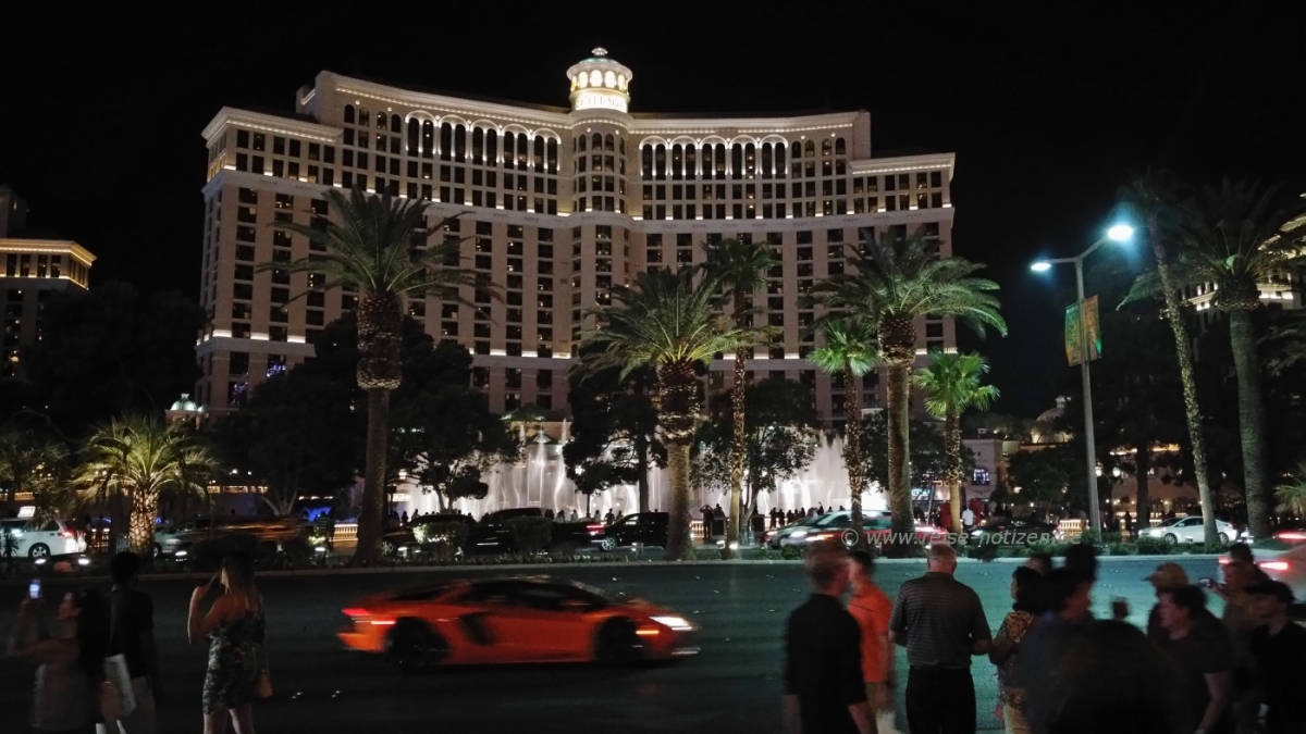 Bellagio Hotel mit dem berühmten Springbrunnen in Las Vegas by night