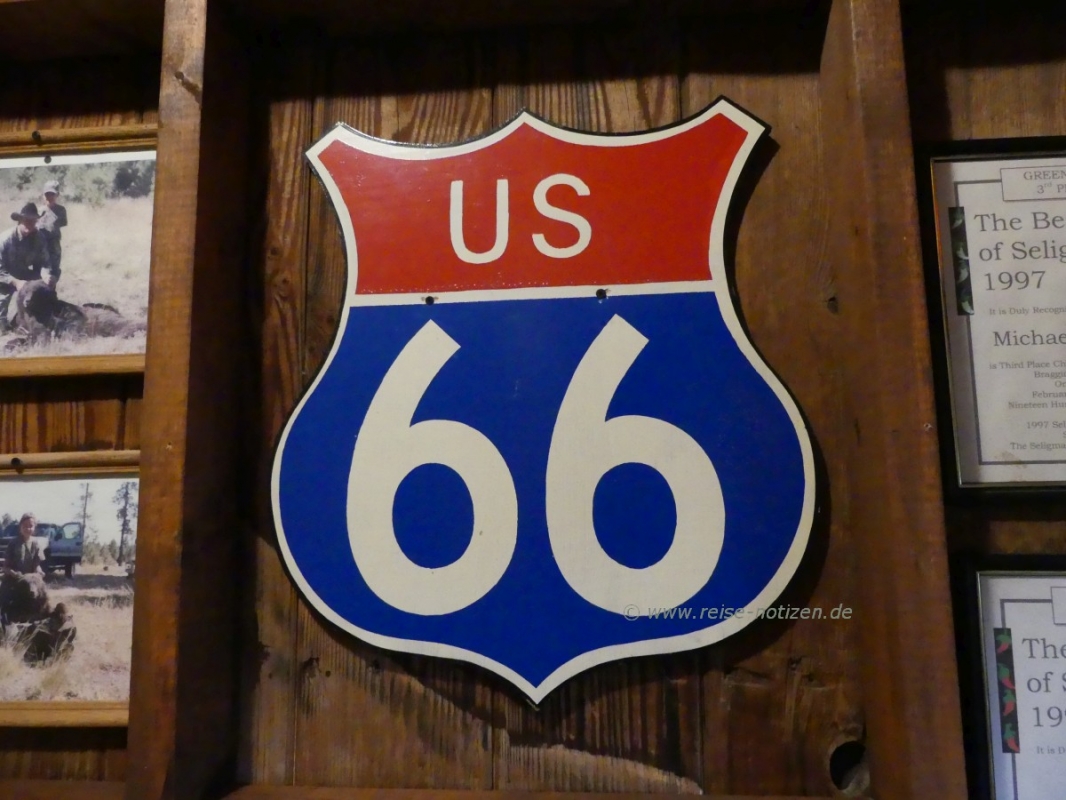 Typisches Route 66 Zeichen im Roadkill-Café