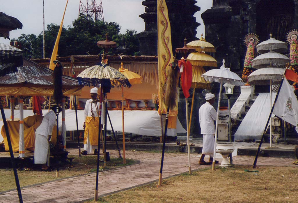 In einem Tempel in Singaraja