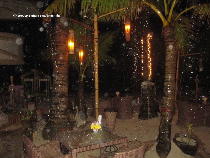 raining dinner am Strand von Boracay