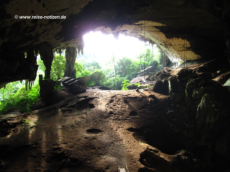 Der riesige Eingang zut Niah Cave