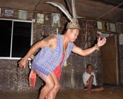 Tanzender Iban im Langhaus Iban dancing