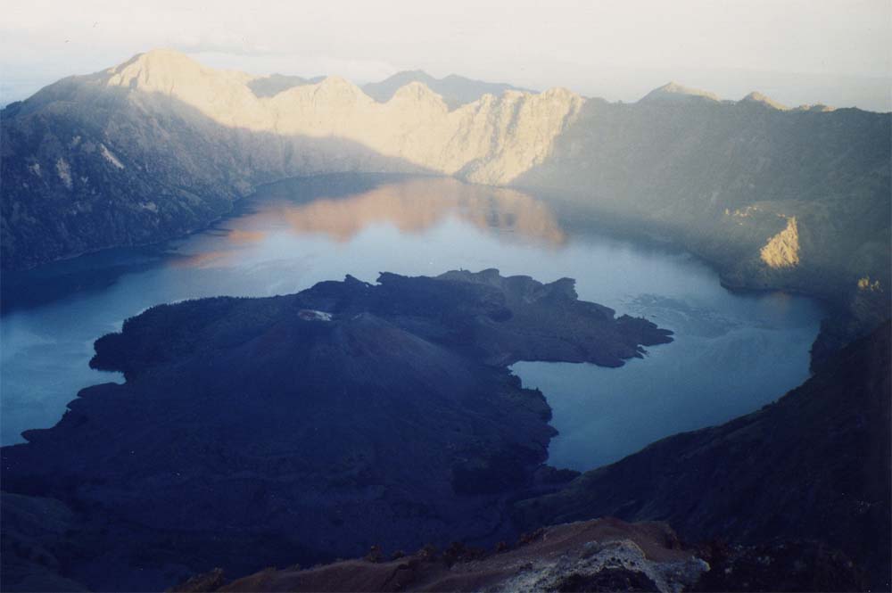 Blick vom Gipfel in den Krater des Vulkans Gunung Rinjani - Trekking
