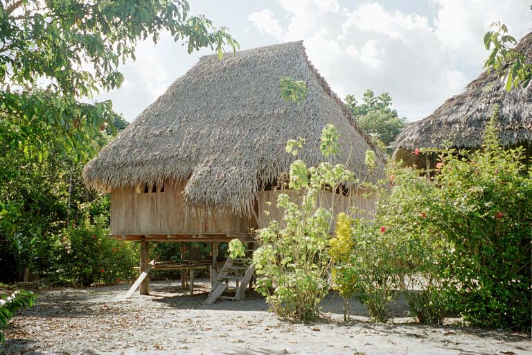 Hütte auf einer Insel am Rio Napo